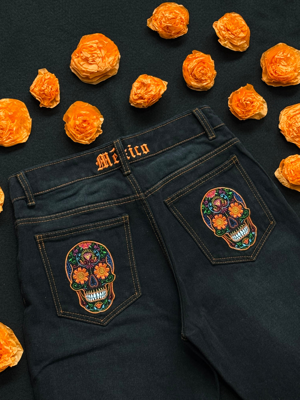 Siguen Aquí. Colección de Día de Muertos para Hombre Corte Recto.