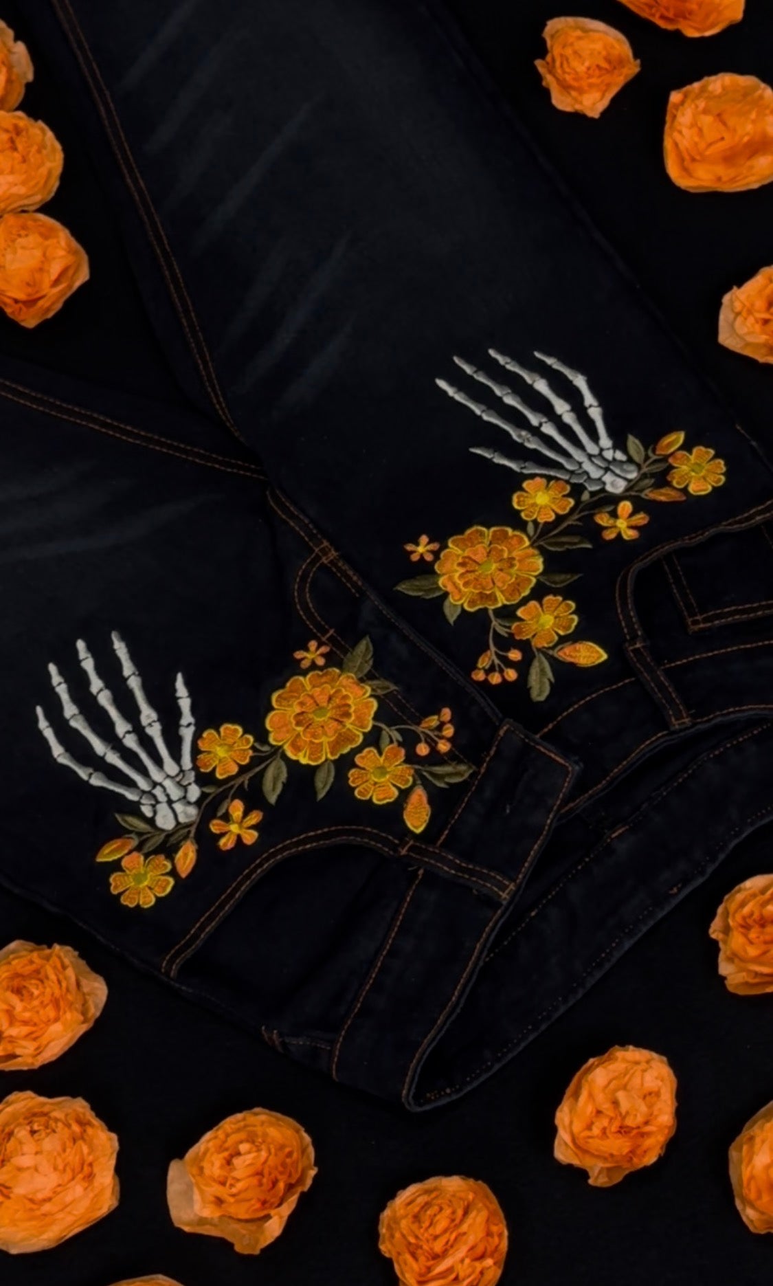 Siguen Aquí. Colección de Día de Muertos para Hombre Corte Recto.
